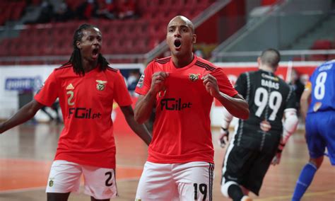 Há acordo com o arthur do barcelona, pé esquerdo dos diabos. Benfica Dínamo Sanjoanense Futsal Liga Placard - SL Benfica