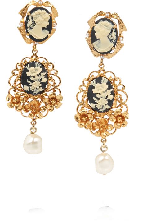 Opulenza, stile e alta qualità: Vintage Vision: Dolce & Gabbana's cameo clip earrings