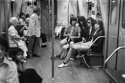 1970年代にロックフォトグラファーのボブ・グルーエンが撮影したレア＆とても魅力的なロックスターの白黒写真60枚を、さまざまなビンテージ写真を紹介しているサイトvintage everyday