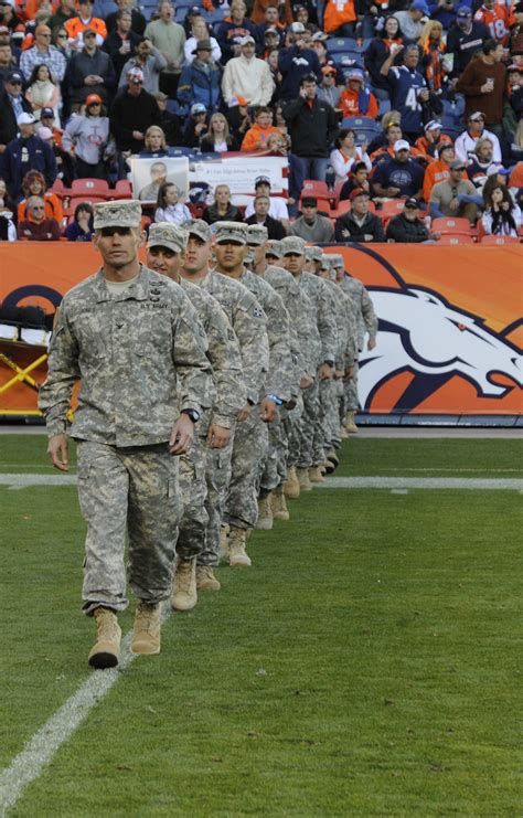 Broncos give Soldiers 'Mile High Salute' | Article | The United States Army
