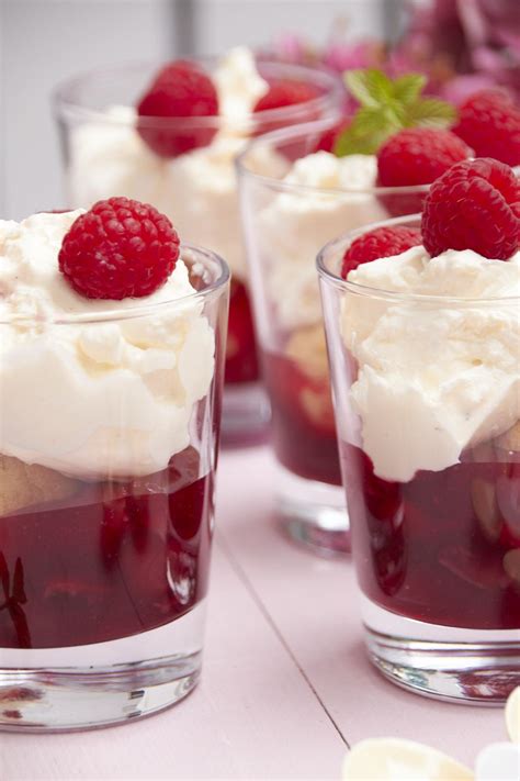 Sommer im Glas - Rote Grütze mit Windbeuteln als leckeres Dessert | tastesheriff | Recipe ...