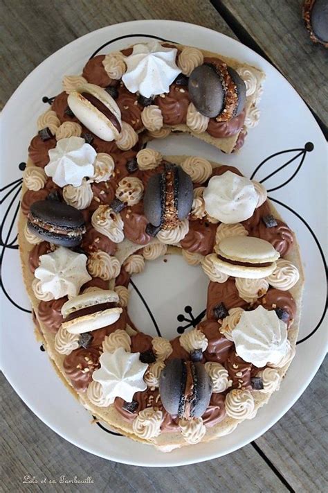 La garniture est une ganache montée au chocolat blanc (pas. Number cake chocolat & carambars | Recette | Cake chocolat, Chocolat et Gâteaux et desserts