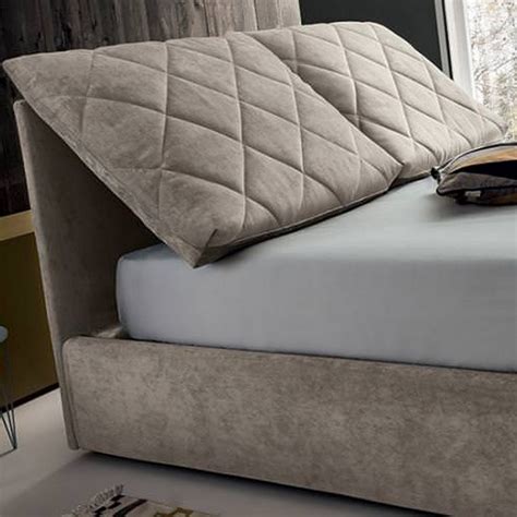 I letti ad una piazza e mezzo, chiamati anche letti alla francese, sono una misura intermedia tra il singolo e il matrimoniale. Letto Allison una piazza e mezzo in tessuto o ecopelle 100% made in Italy