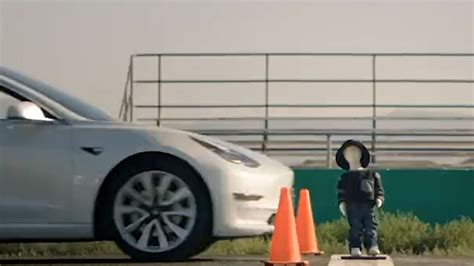 फेल हो गई टेस्ला की सेल्फ ड्राइविंग कार बच्चे के आकार वाली डमी को