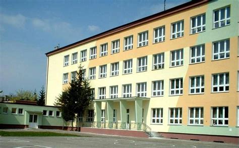 Jak to było zanim powstała szkoła w gołkowie. Budynek szkoły od strony boiska - nk.pl