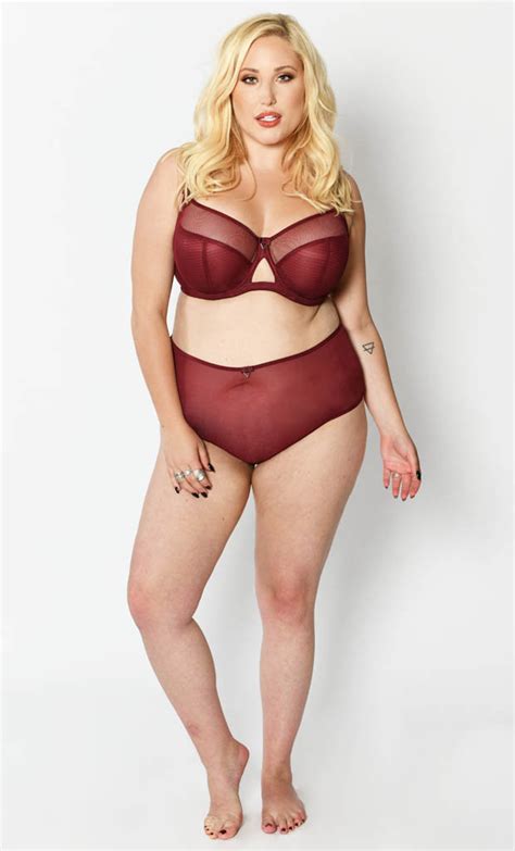 Hayley Hasselhoff Shows Off Her Curves To Woo Her Fans