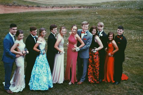 Prom Picture Ideas For Groups