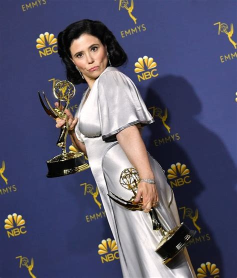 Marvelous Mrs Maisel S Alex Borstein Ditches Bra To Accept Emmy Award Metro News
