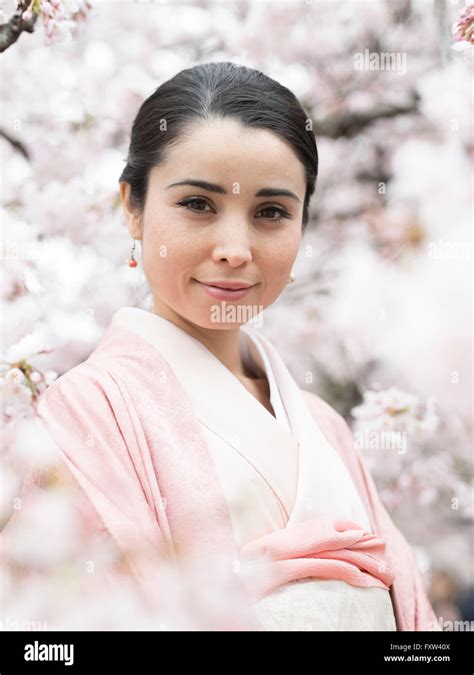 Porträt Der Jungen Japanerin Tragen Kimono Mit Kirschblüten In Shinjuku