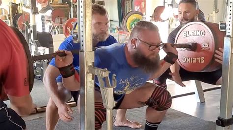 Powerlifter Nicolaas Du Preez Squats 420 Kilograms 926 Pounds With Ease During Training 40