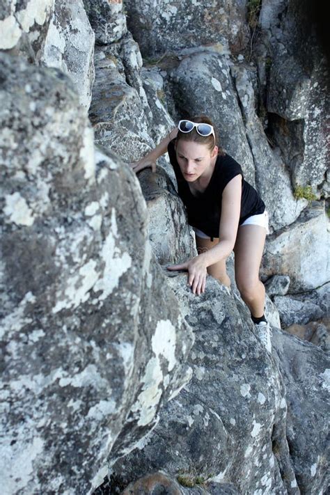 Frau, Die Oben Einen Berg Steigt Stockbild - Bild von draussen