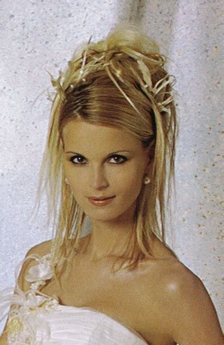 Lorsque l'on a les cheveux longs, cela nous donne un grand nombre d'options pour la coiffure. Chignon mariage cheveux mi longs