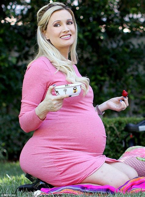 Holly Madison Enjoys Picnic With Daughter The Month Of Her Due Date Pretty Pregnant Maternity