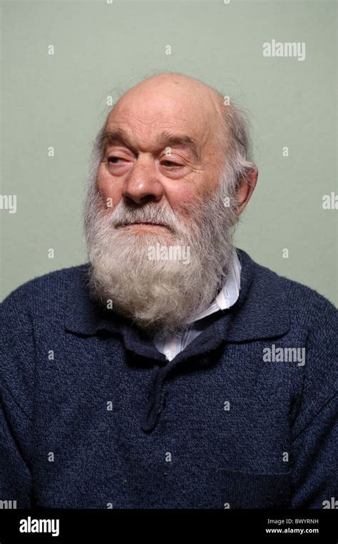 Isolierte Porträt Des Kaukasischen Alten Glatzkopf Mit Langen Weißen Bart Stockfotografie Alamy
