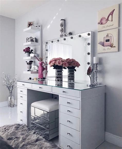 37 New Vanities With Makeup Area ベッドルームのデザイン 洗面化粧台 寝室インテリアのアイデア