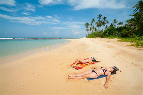 Toplesses Ein Sonnenbad Nehmen Des Bikinis Stockfoto Bild Von
