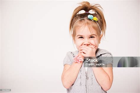 Маленькая Девочка С Руки В Рот giggling — стоковые фотографии и другие картинки Девочки