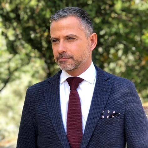 Hélder reis chora ao falar da relação intensa que tem com goucha e apresentador da tvi reage: Coitado! Helder Reis regressou aos diretos da RTP e vive momento embaraçoso - Nacional - FLASH!
