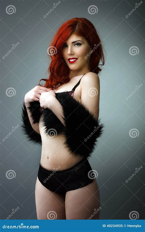 Femme Rousse Sensuelle Posant Dans La Lingerie Noire Image Stock