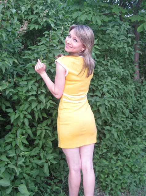 В желтом платье Мини юбка Девушки в мини юбках фото