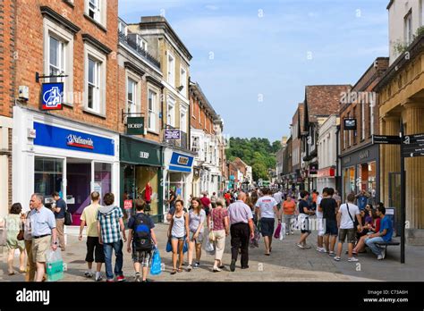 Boutiques sur la rue principale dans le centre-ville, Winchester