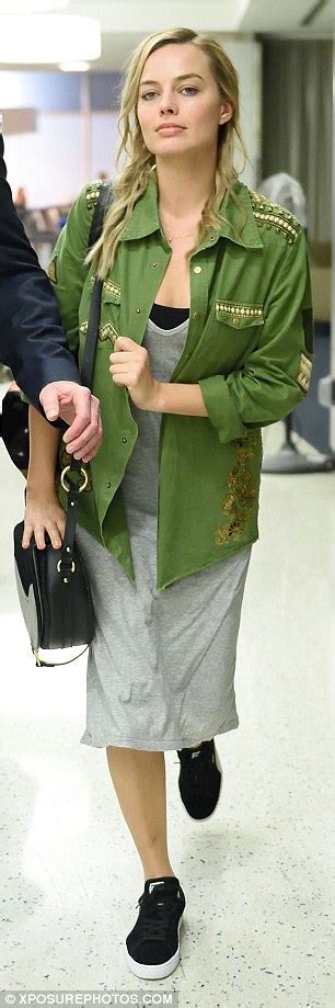 Margot Robbie Dresses Down As Jets Out Of Jfk After Hosting Snl Daily