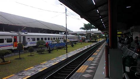 Kereta Mutiara Selatan Di Stasiun Kiaracondong Youtube