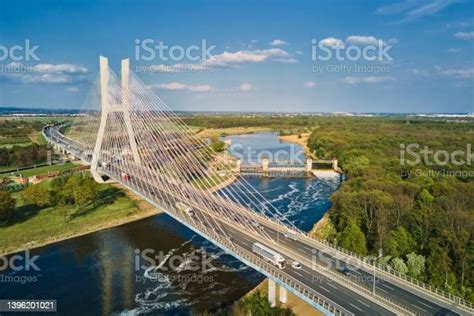 Jembatan Besar Di Atas Sungai Dengan Lalu Lintas Mobil Foto Stok