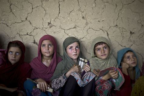 Fotojournalismus “ Afghan Refugee Girls Listen To Their Teacher At A