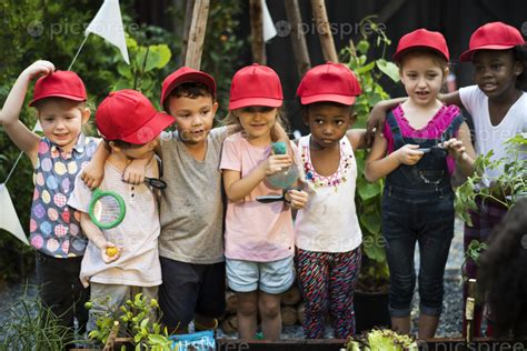 Foto Gratis Group Of Kindergarten Kids Learning Gardening Outdoors Para