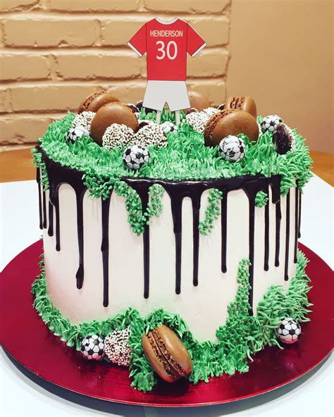 Easy instructions for making this football cake designed to look like a football field: The 10 best... football cakes - Baking Heaven | Baking Heaven