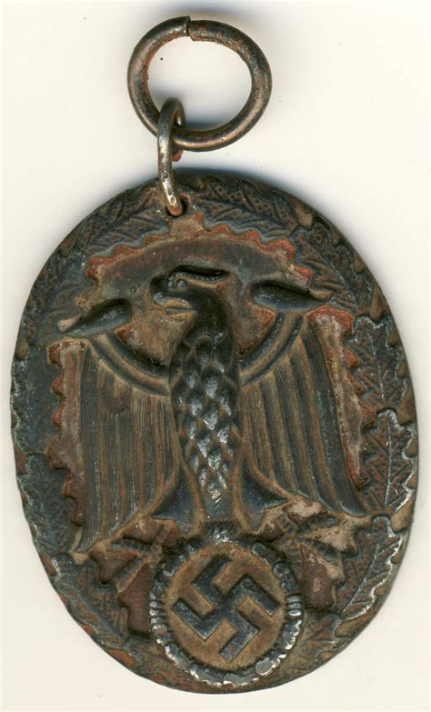 Am 20.juni 1944 gab es den 1.luftangriff der alliierten auf den fliegerhorst trollenhagen. 2 old german medals (Verwundeten-Abzeichen 20 Juli 1944)
