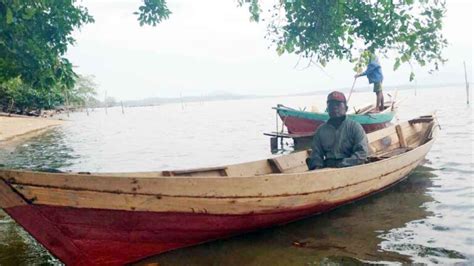 Suku ini juga merupakan perantau dari pulau waigeo atau wilayah utara dari kofiau yang hanya punya jarak 60 mil. Kisah Kehidupan Suku Laut di Pulau Lipan - SijoriKepri ...