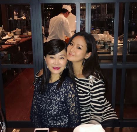 Born 14 may 1978) is a taiwanese socialite, heiress, media personality, jewelry designer, businesswoman, celebrity endorser, commercial actress and cover girl. 台湾第一名媛晒与妈妈合影 网友赞母女如姐妹花 - 娱乐派 - 娱乐有我 自成一派 :: 最新娱乐新闻尽在娱乐派