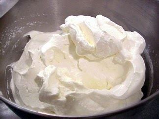 Rebus susu cair dan gula pasir sambil diaduk sampai mendidih. amira zairizan: Cara Buat Icing / Krim Untuk kek atau cupcake