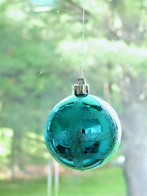How to Hang Christmas Ornaments in a Window  NO Damage  Dans le Lakehouse