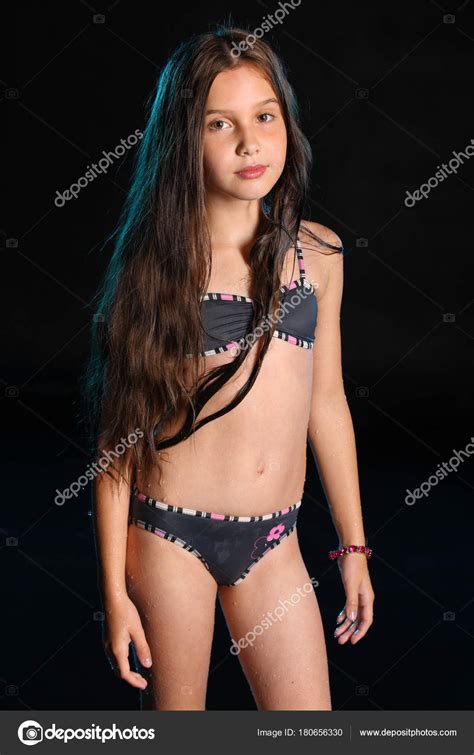 Aantrekkelijke Mooie Jonge Tiener Meisje Poseren Een Natte Bikini Het — Stockfoto