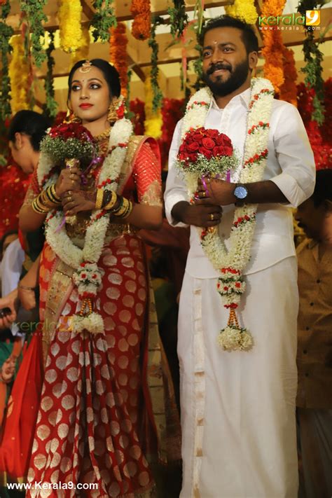 Vishnu unnikrishnan is quite busy these days. vishnu unnikrishnan wedding photos 027 - Kerala9.com