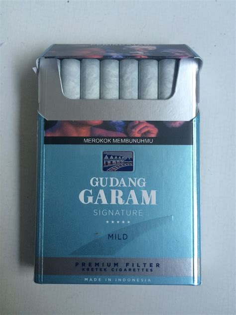 Ggrm) adalah sebuah merek/perusahaan produsen rokok terbesar di indonesia yang terpopuler. Gudang Garam Signature Mild isi 16 Batang, SKM LTLN dengan Ukuran Regular Dengan Harga Lebih ...