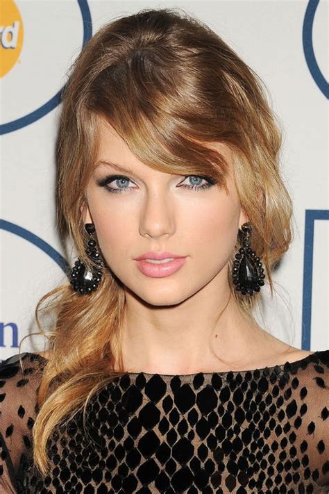The singer taylor swift has an enviable blonde hair, since the beginning of her career she has kept it in that tone, at first with very closed curls and currently she tends to straighten it to look more glamorous, or just with very subtle waves. Taylor Swift Hairstyles - Taylor Swift's Curly, Straight ...