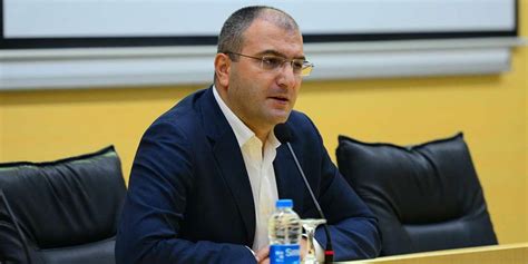 İstanbul üniversitesi amerikan kültürü ve edebiyatı'nı bitirdikten sonra uzun yıllar yazarlık ve çevirmenlik yaptı. Cem Küçük'ten o savcıya şok suçlama