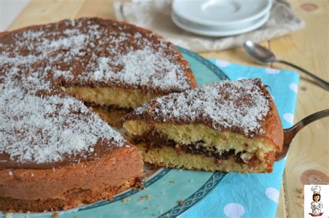 Cocco grattugiato scaglie di mandorle cioccolato bianco sminuzzato caramelle di cocco preparazione preriscaldate il forno a 170°c. Torta al cocco e crema di nocciole | Cucina e Pasticci