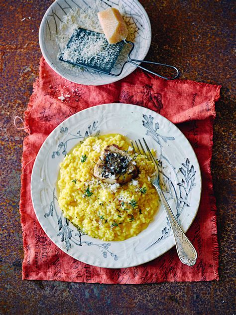 The milanesa is a latin american variation of cotoletta, or schnitzel, where generic types of meat breaded cutlet preparations are known as a milanesa. Risotto Milanese mit Markknochen | Food and Travel Magazine DE