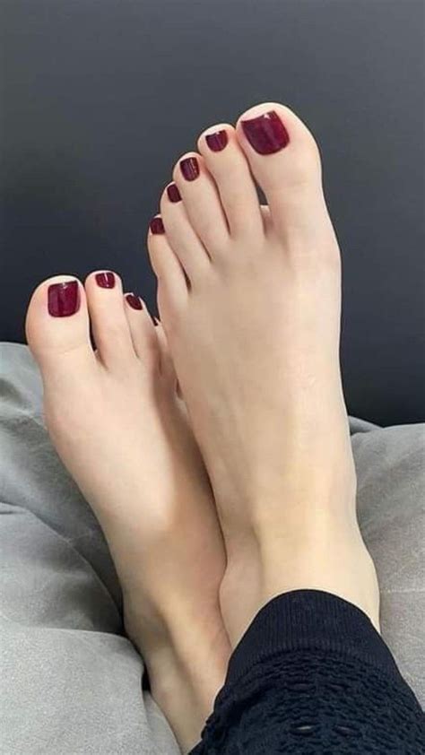 delicious female feet gorgeous feet female feet pretty toes