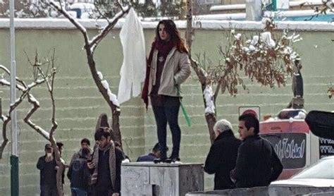 حقوق بشر ایران مقاله تصاویر دختران خیابان انقلاب؛ نافرمانی مدنی در اعتراض به حجاب اجباری