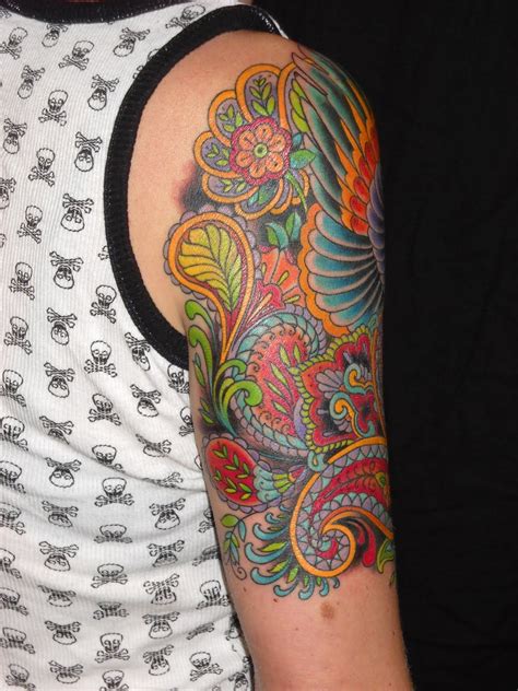 Tatoeage wordt in tribale stijl en gezien in krullen. NEW HOODIES | Paisley tattoos, Paisley tattoo sleeve ...