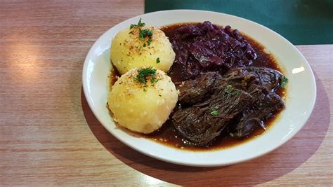 Sauerbraten mit Rotkraut und Klößen