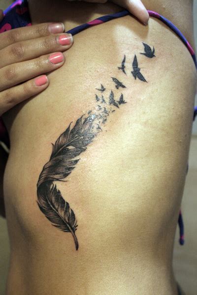 Al momento de elegir un tatuaje de plumas también es posible escoger un significado dependiendo del animal al que pertenezca la pluma. Tatuaje de una pluma descomponiéndose en pájaros
