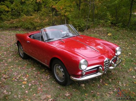 La due volumi del biscione continua a rappresentare una valida alternativa per chi cerca una compatta pratica ma dal dinamica di guida: Alfa Romeo Giulietta 101 Spider, 1960