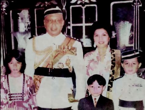 He is the head of islam in the state and the source of all titles, honours and dignities in the state. WARISAN RAJA & PERMAISURI MELAYU: Almarhum KDYMM Sultan ...